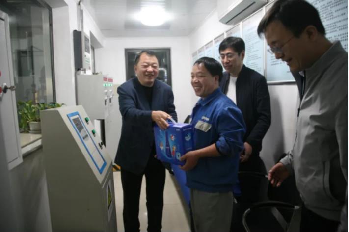 新葡的京集团350vip8888股份董事长邢雅江慰问一线生产员工 新葡的京集团350vip8888股份董事长邢雅江慰问一线生产员工