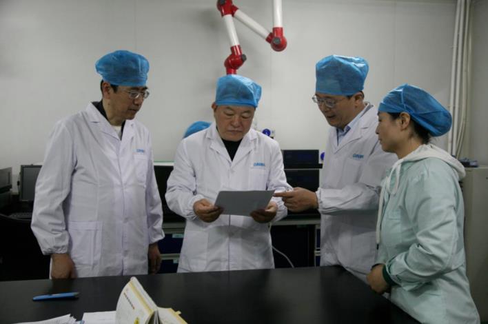 新葡的京集团350vip8888股份董事长邢雅江慰问一线生产员工 新葡的京集团350vip8888股份董事长邢雅江慰问一线生产员工