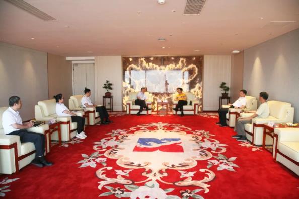 陕西服装学院及五零五药业吕明董事长一行到访新葡的京集团350vip8888股份 陕西服装学院及五零五药业吕明董事长一行到访新葡的京集团350vip8888股份