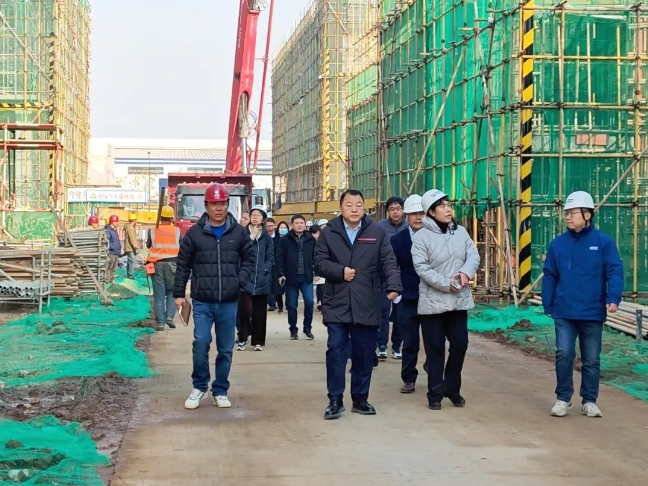 新葡的京集团350vip8888股份董事长邢雅江携经营管理团队一行对草堂建设项目施工现场进行视察